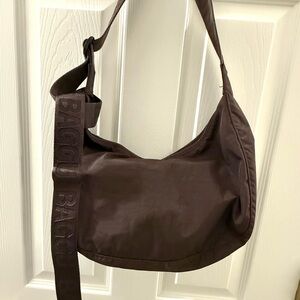 BAGGU Medium Crescent Bag in Chocolate Plum VEUC Crossbody 🤩🍫💕